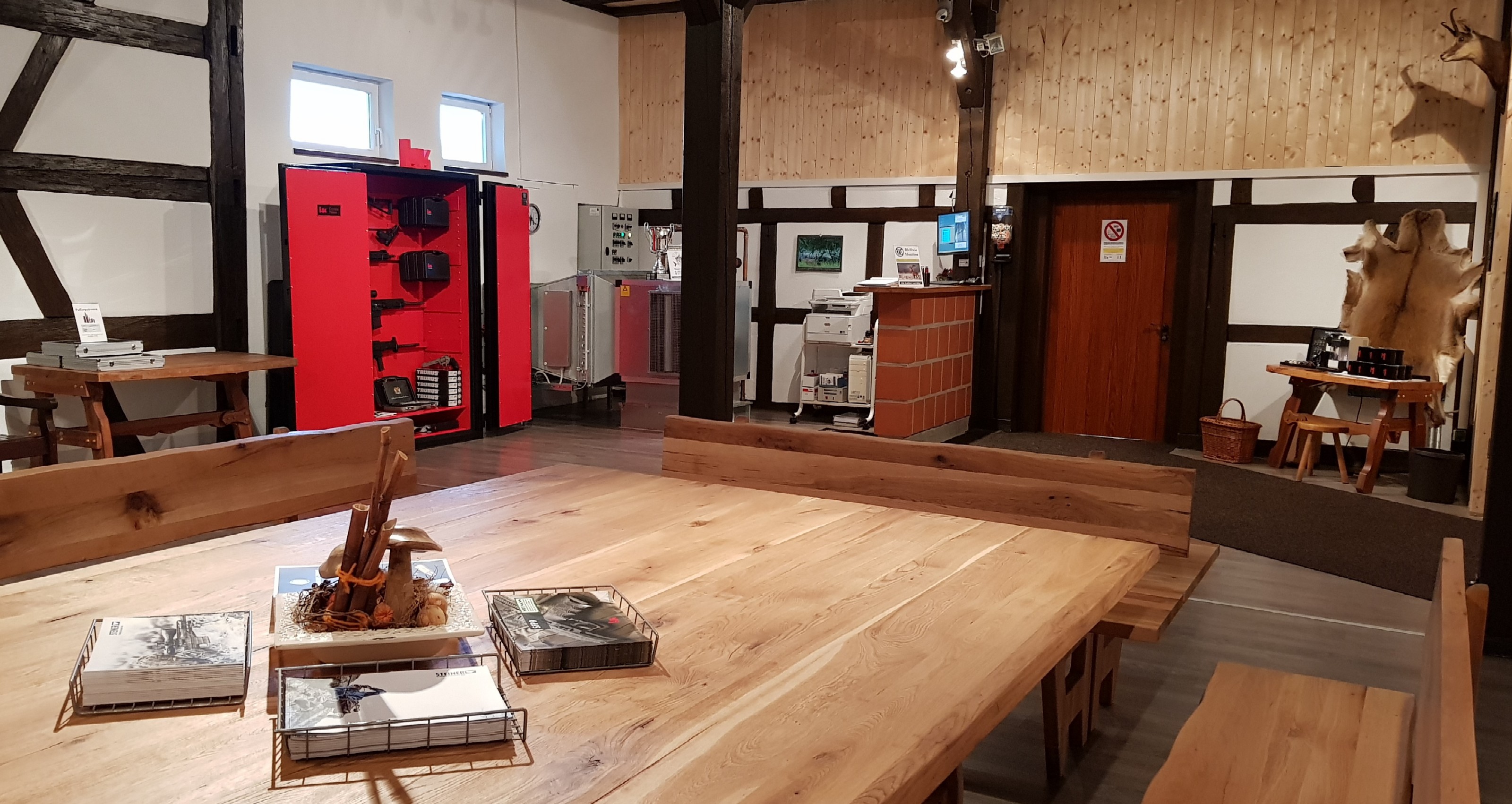Empfang mit T&uuml;r zum Aufenthaltsraum und HK Nespresso-Bar